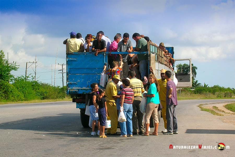 Cubanos subiendo a camión en Viñales