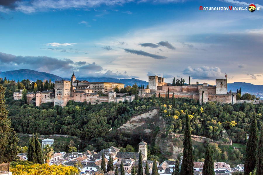 Alhambra de Granada, una de las ciudades más bonitas de España