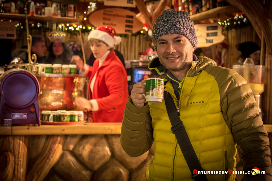 Antonio Ruiz con un Gluewein en mercados de navidad en Alemania