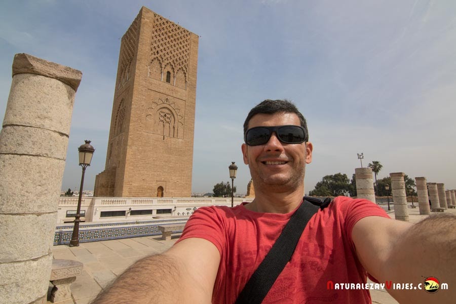 Antonio Ruiz de naturaleza y viajes en Marruecos junto a la Torre Hassan
