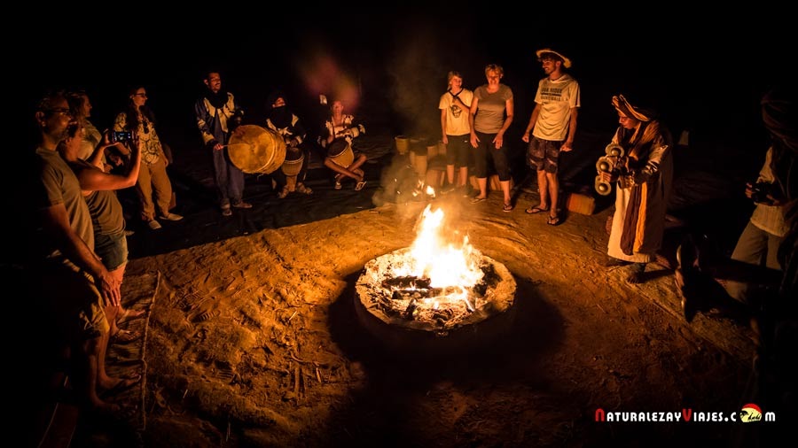 Momento de danzas y cantes bereberes en el campamento, Merzouga