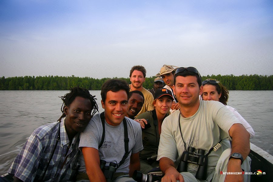 Antonio Ruiz de naturalezayviajes.com con los compañeros de viaje en Gambia