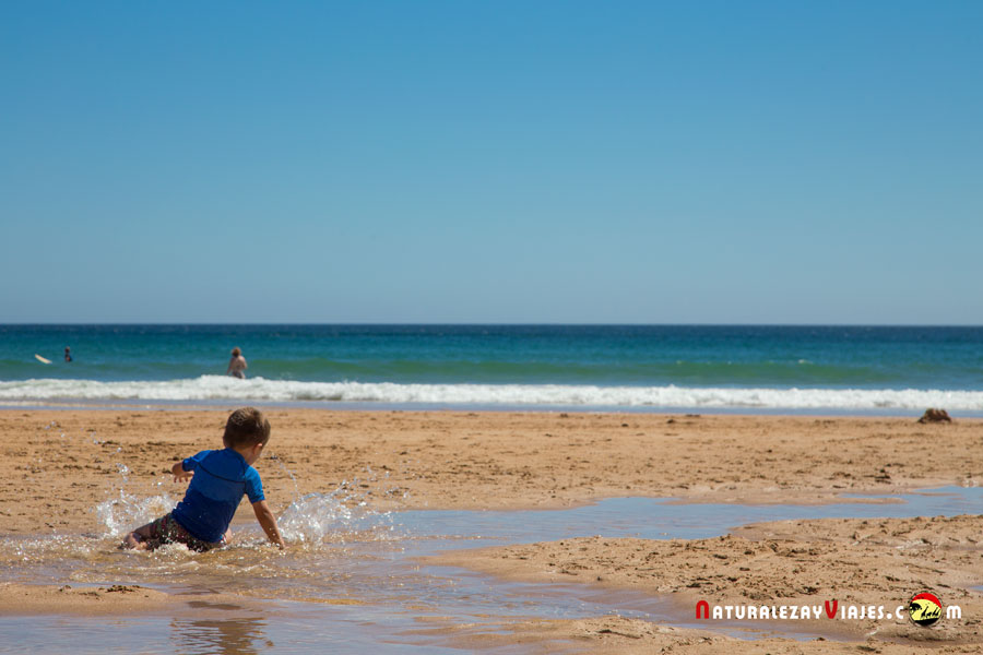 Niño jugando en una playa del Algarve