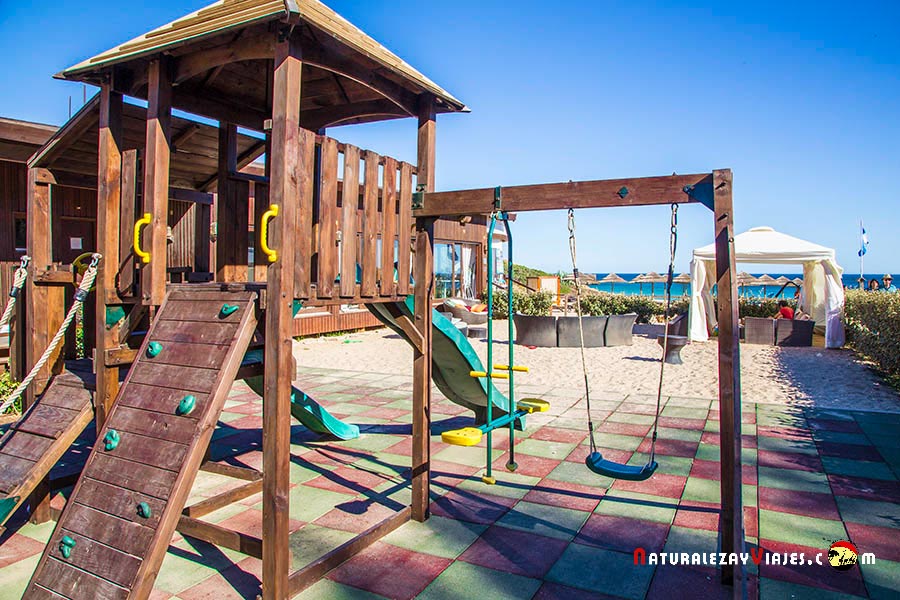 Juego infantil en Playa Cabanas Velhas, Algarve