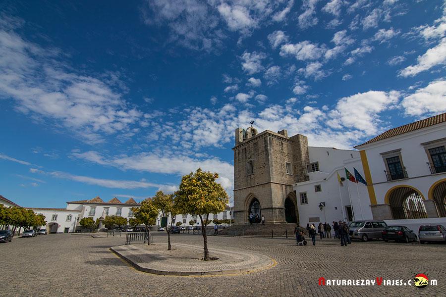 Plaza y Catedral de Faro
