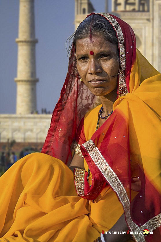 Mujer con sari en Taj Mahal