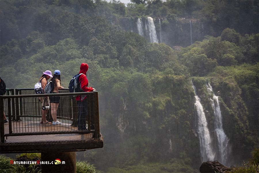 Pasarelas para ver las cataratas del Iguazú en Argentina