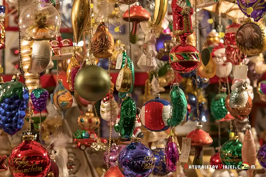 Bolas navideñas en un puesto del Mercado de Navidad de Augsburgo, Alemania