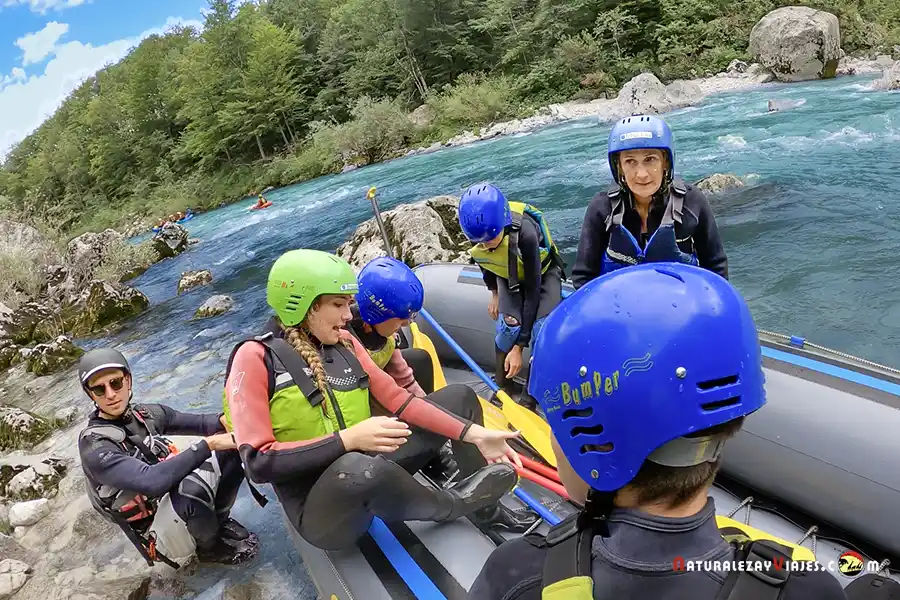 Momento de subir a la barca neumática para hacer rafting en el río Soča de Eslovenia