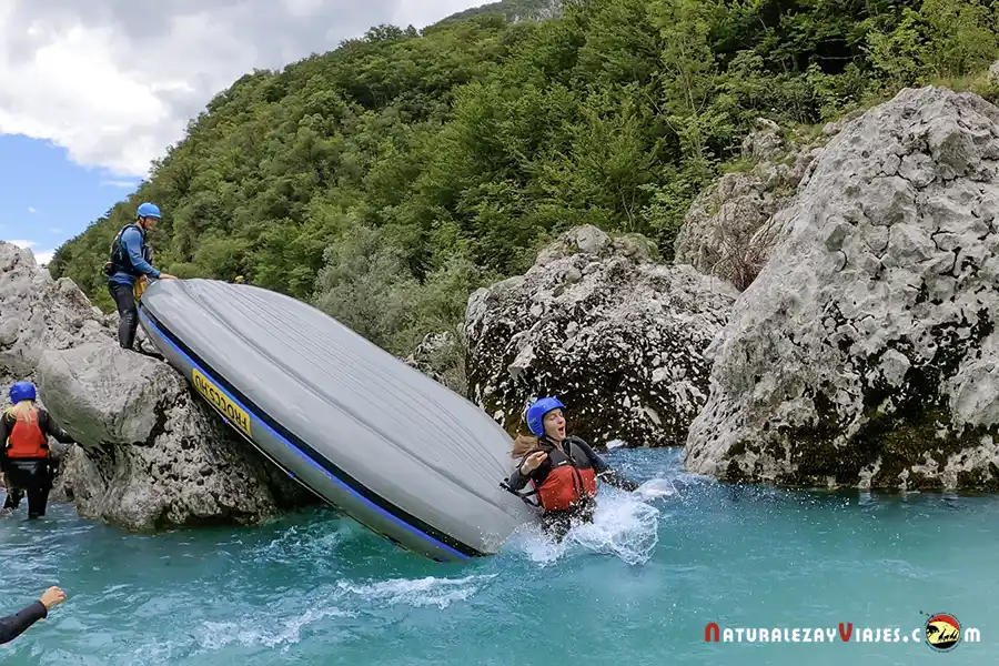 Salto durante el rafting en el río de Eslovenia