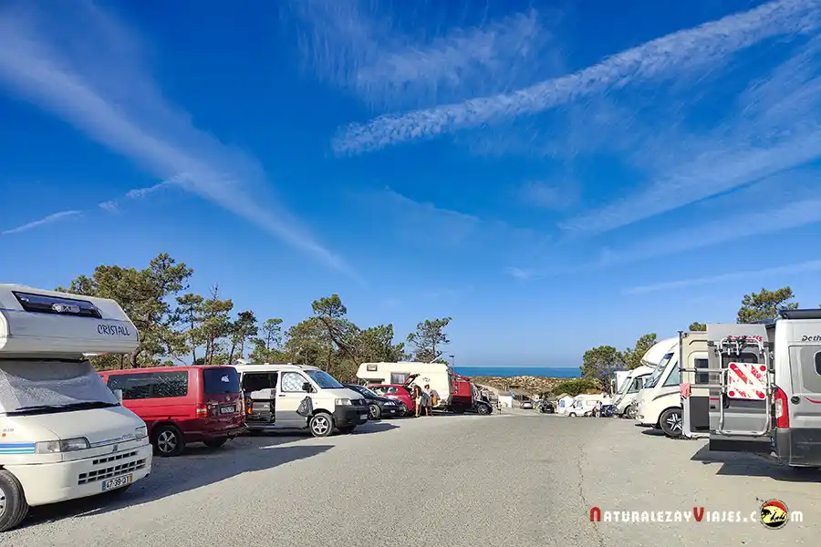 Cámpers y autocaravanas en playa Comporta