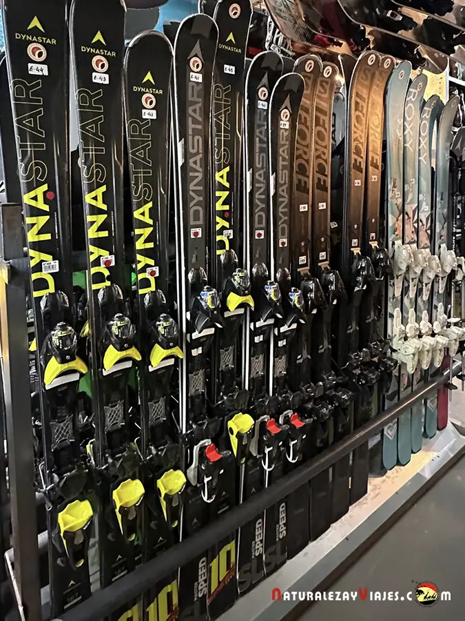 Alquiler de esquís en Blanca Nieve