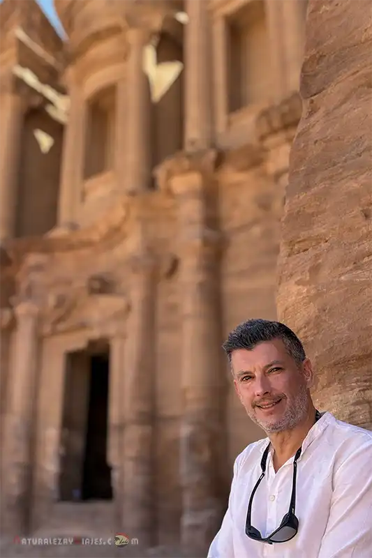 Antonio Ruiz en el Monasterio de Petra