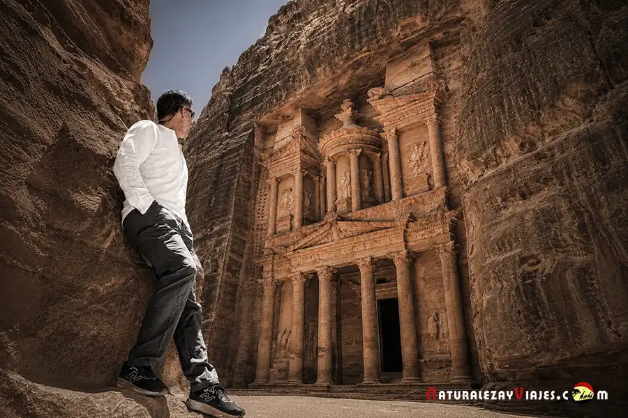 Antonio Ruiz en el Tesoro de Petra