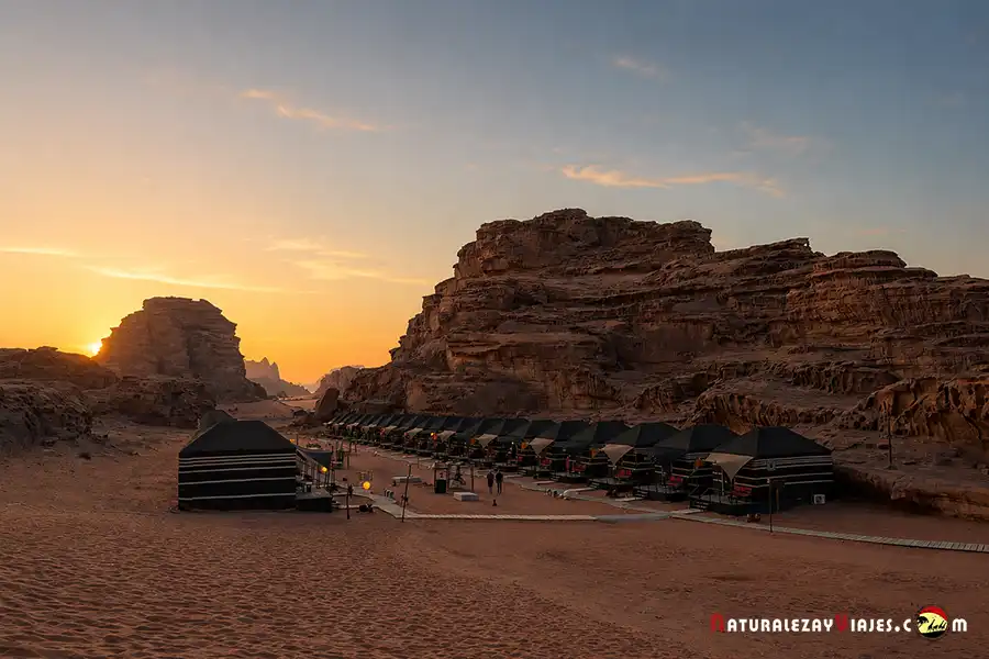 Atardecer en el campamento de Wadi Rum