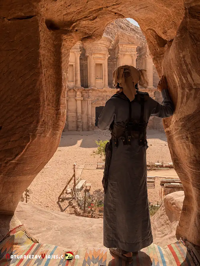Beduino frente al Monasterio de Petra
