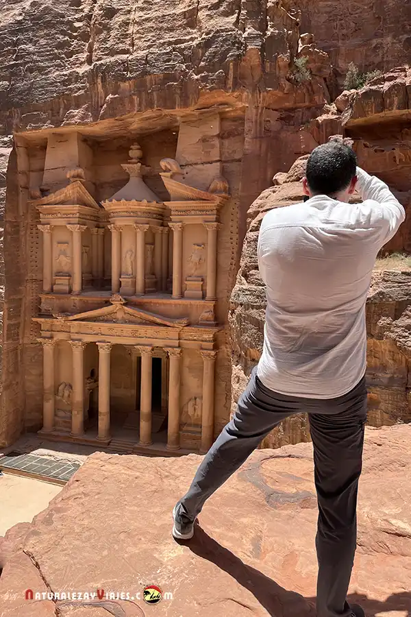 Antonio Ruiz Fotografiando el Tesoro de Petra