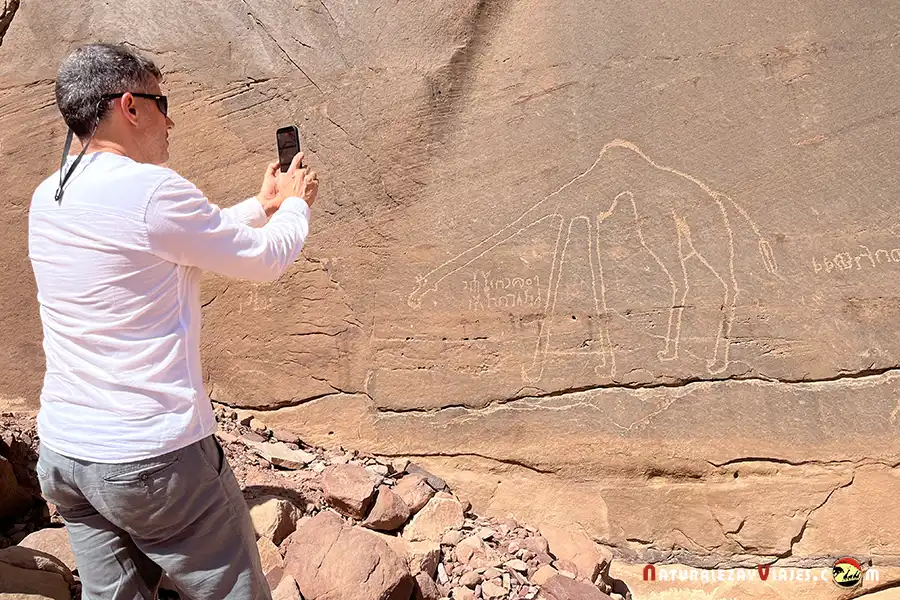 Antonio Ruiz pinturas rupestres en Wadi Rum