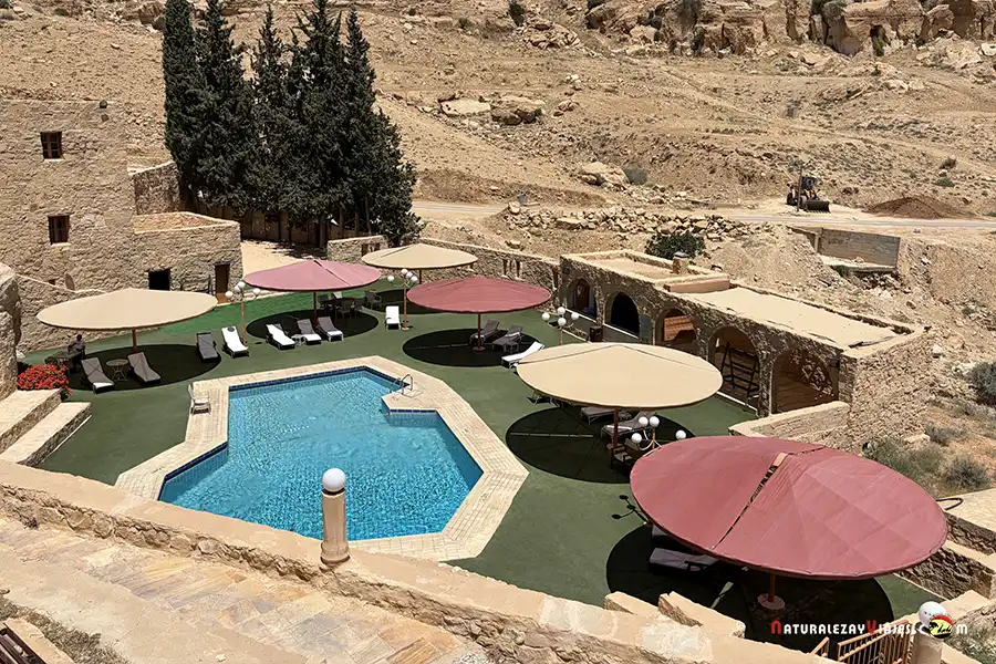 Piscina del hotel resort Petra