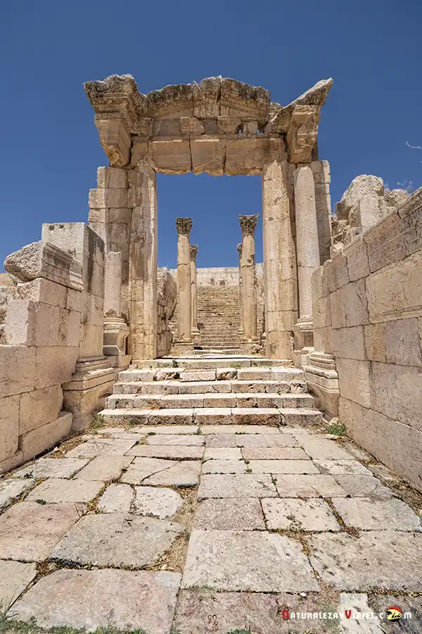 Puerta de acceso a Catedral de Jerash