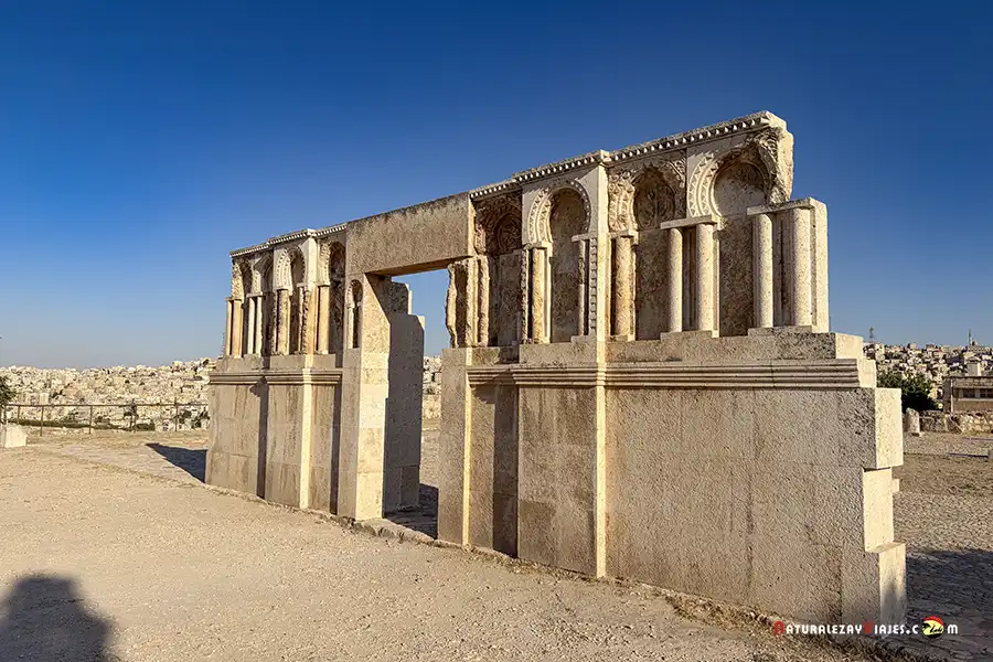 Entrada reconstruida de la Mezquita Omeya en Ammán